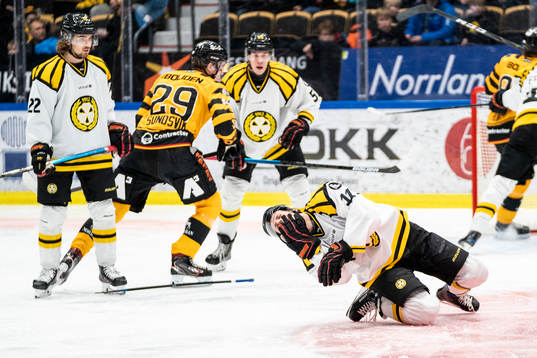 Brynäs Josef Ingman tar sig för ansiktet