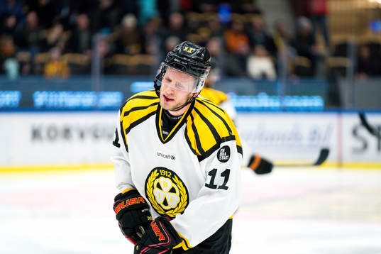 Brynäs Josef Ingman fick en klubba i ansiktet