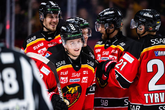 Luleås Jesper Sellgren jublar med lagkamrater