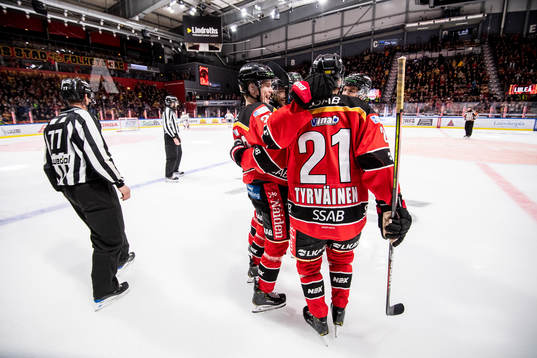 Luleås Nils Lundkvist (v) jublar tillsammans led