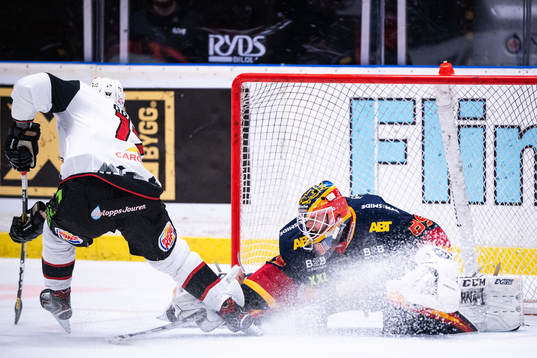 Djurgårdens målvakt Niklas Svedberg räddar målchans