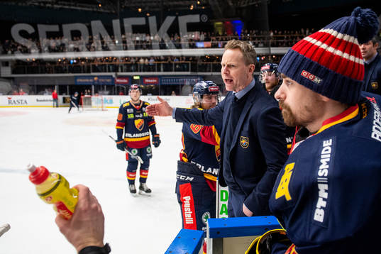 Djurgårdens tränare Robert Ohlsson reagerar på ett