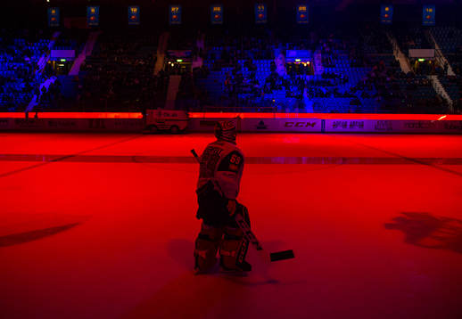 Malmö Redhawks målvakt Oscar Alsenfelt lämnar isen
