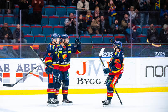 Djurgårdens Dick Axelsson jublar med Marcus Högström och