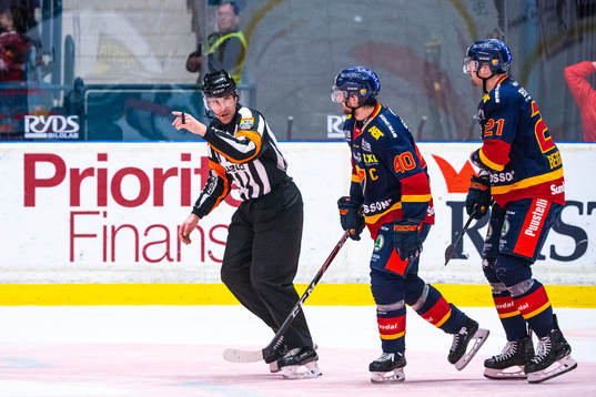 Domare Mikael Sjöqvist i samtal med Djurgårdens Jacob