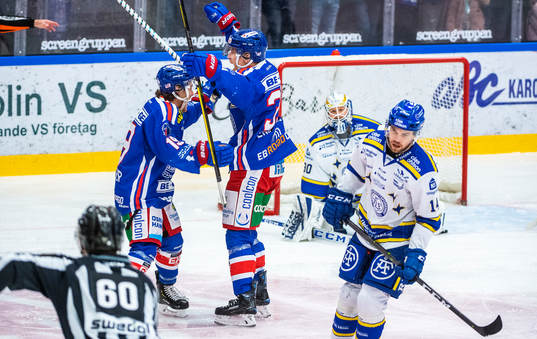 Oskarshamns Filiph Engsund jublar med Tyler Kelleher