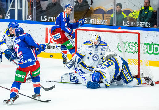 Oskarshamns Mathew Bodie och Leksands målvakt Janne
