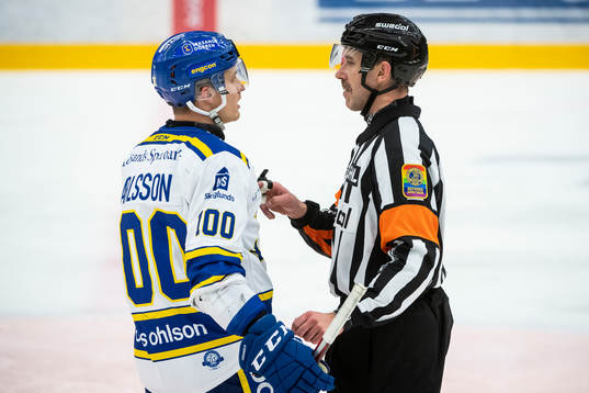 Leksands Martin Karlsson diskuterar med Domare Linus Öhlund
