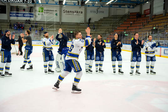 Leksands Martin Karlsson jublar med lagkamrater