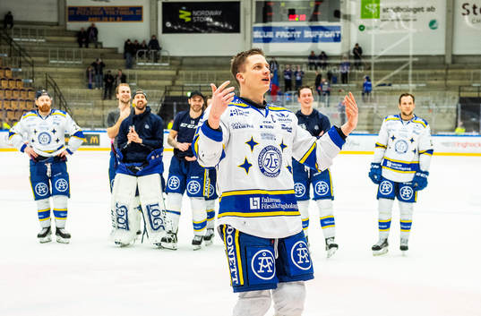 Leksands Martin Karlsson jublar med lagkamrater