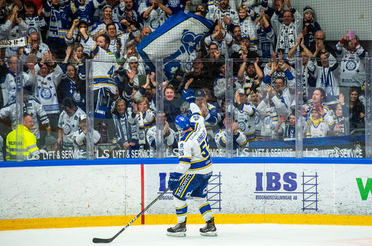 Leksands Jonas Ahnelöv jublar med fansen