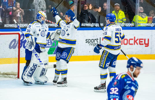 Leksands målvakt Janne Juvonen och Jonas Ahnelöv jublar