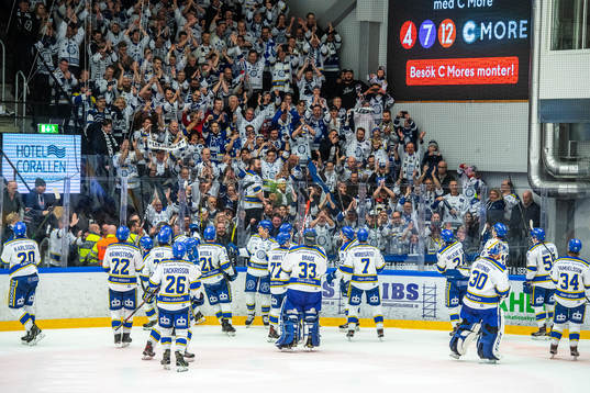 Leksands spelarna jublar med fansen