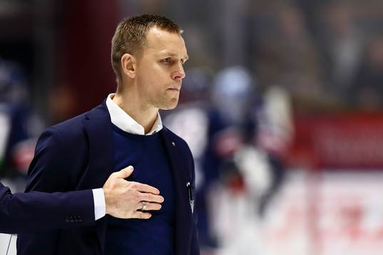 Linköpings tränare Bert Robertsson får en klapp