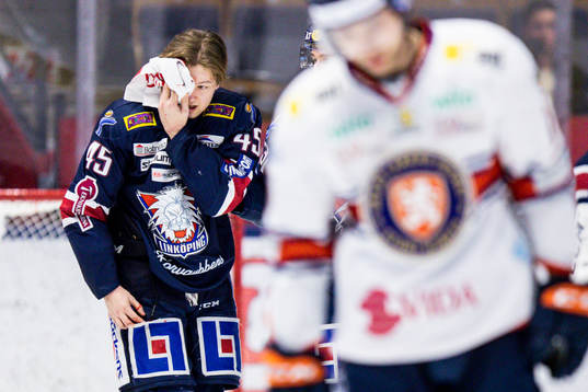 Linköpings Simon Lundmark lämnas isen skadad