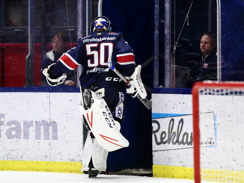 Linköpings målvakt Jonas Gustavsson reagerar när han