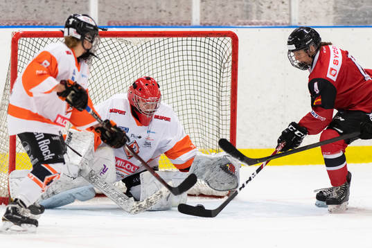 Malmö Redhawks Natalie Perry framför Karlskronas målvakt