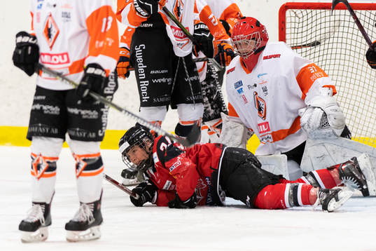 Malmö Redhawks Juli Henriksen framför Karlskronas