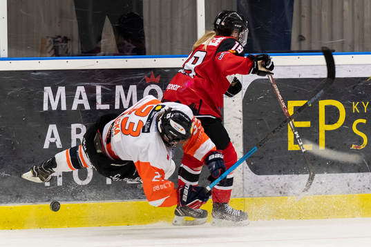 Malmö Redhawks Josephine Asperup och Karlskronas Rebeka