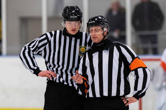 Domare Magnus Sivhed och Albin Almbeak