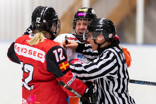 Malmö Redhawks Josefine Anderberg och Karlskronas Romana