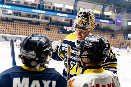 s målvakt Jonas Gunnarsson pratar med två matchungdomar