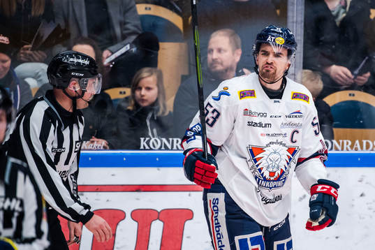 Linköpings Eddie Larsson reagerar på ett domslut