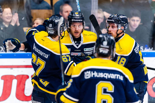 s Linus Sandin jublar med lagkamrater