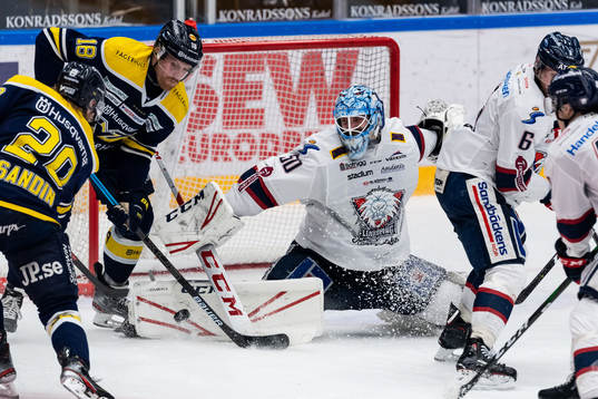 s Linus Sandin skjuter 1-1 på Linköpings målvakt Jonas
