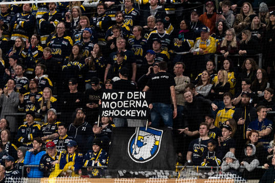 s supportrar med banderoll ”mot