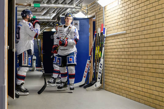 Linköpings Anton Mylläri och Olle Lycksell på väg ut