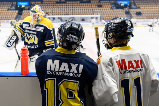 Matchungdomar tittar på när spelarna värmer upp