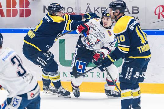 s Didrik Strömberg och Linköpings Adam Helewka