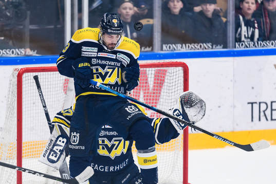 s Markus Lauridsen täcker skott