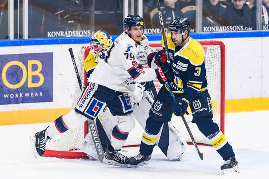 s Markus Lauridsen framför målvakt Jonas Gunnarsson