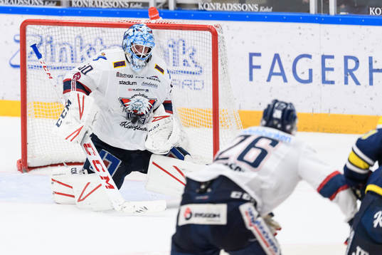 Linköpings målvakt Jonas Gustavsson räddar skott med