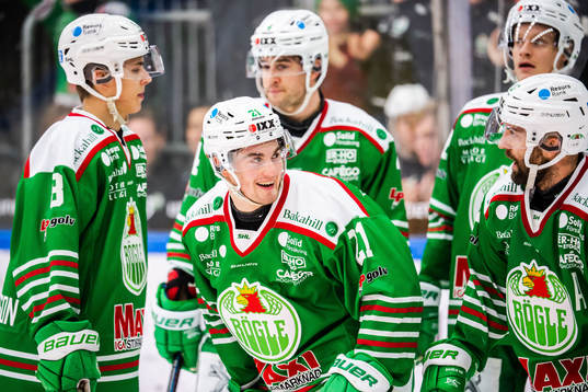 Rögles Nils Höglander jublar med lagkamrater