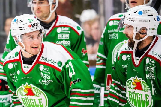 Rögles Nils Höglander jublar mot Taylor Matson