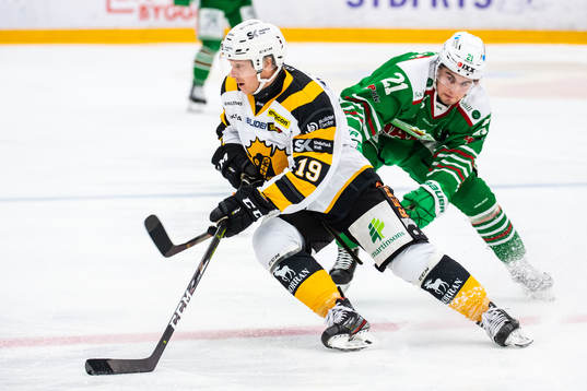 Skellefteås Tuomas Kiiskinen och Rögles Nils Höglander