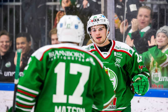 Rögles Nils Höglander jublar mot Taylor Matson