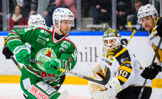 Rögles Ted Brithén mot Skellefteås målvakt Gustaf