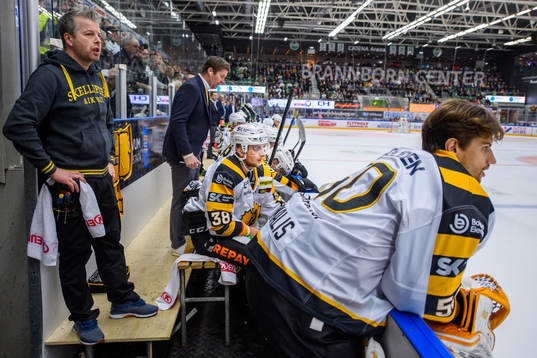 Skellefteås Jacob Olofsson (m) deppar i båset