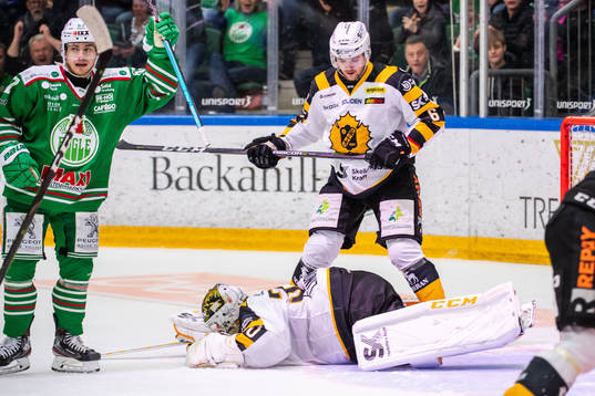 Skellefteås målvakt Gustaf Lindvall och Filip Berglund