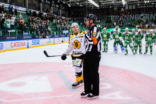 Skellefteås Jonathan Pudas i samtal med domare Patric