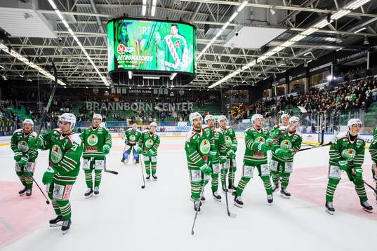 Rögles spelare jublar mot sina supportrar