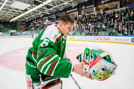 Rögles målvakt Roman Will jublar mot supportrarna