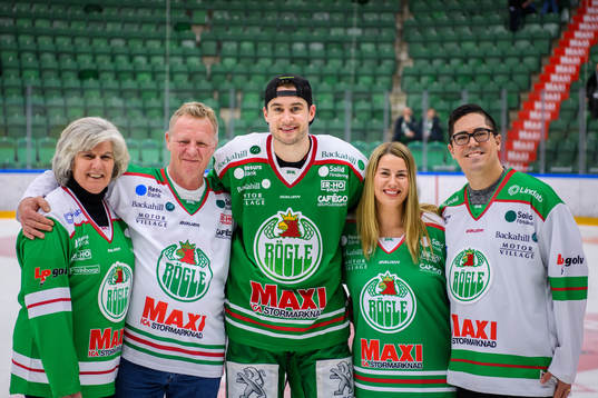 Rögles Kodie Curran med sin familj från Kanada på besök