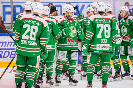 Rögles Craig Schira jublar med lagkamrater