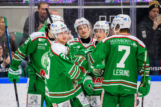 Rögles Dominik Bokk jublar med lagkamrater