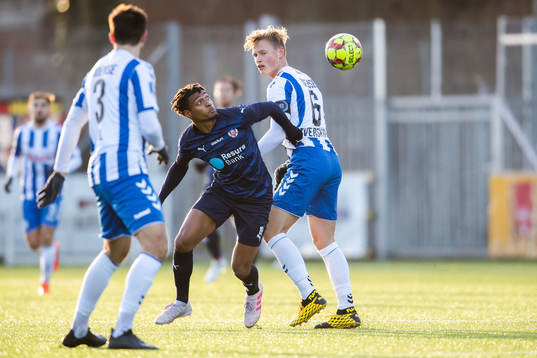 Helsingborgs Joseph Ceesay och Odenses Jeppe Tverskov